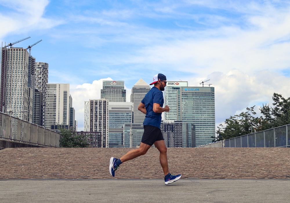 Persona corriendo por la ciudad