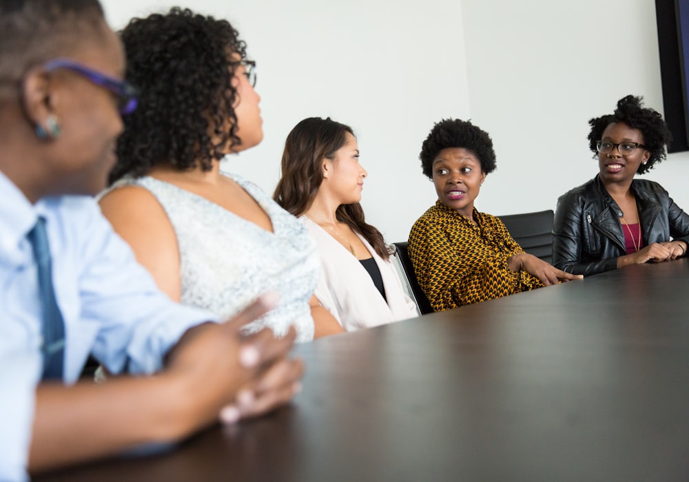 Grupo de personas conversando durante un taller