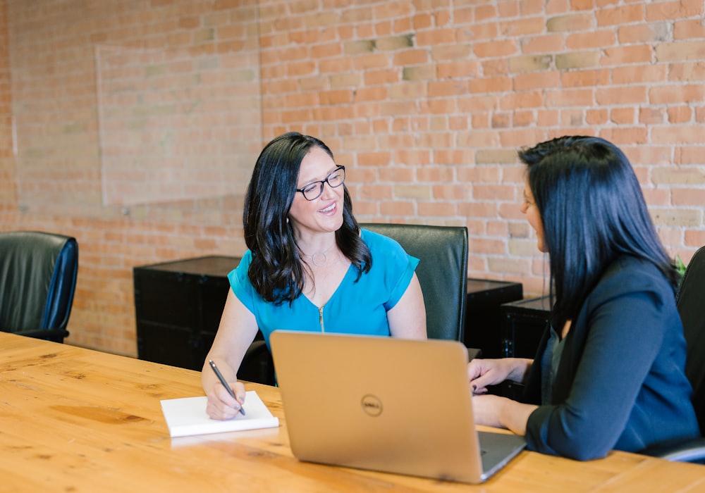 Sesión de coaching entre dos personas en una oficina