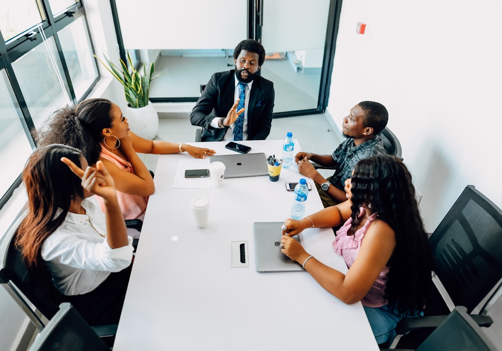 Equipo conversando alrededor de una mesa en una sala de reuniones