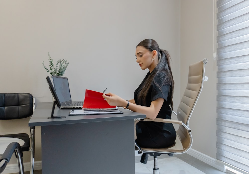 Persona siguiendo una sesión de aprendizaje en su computador