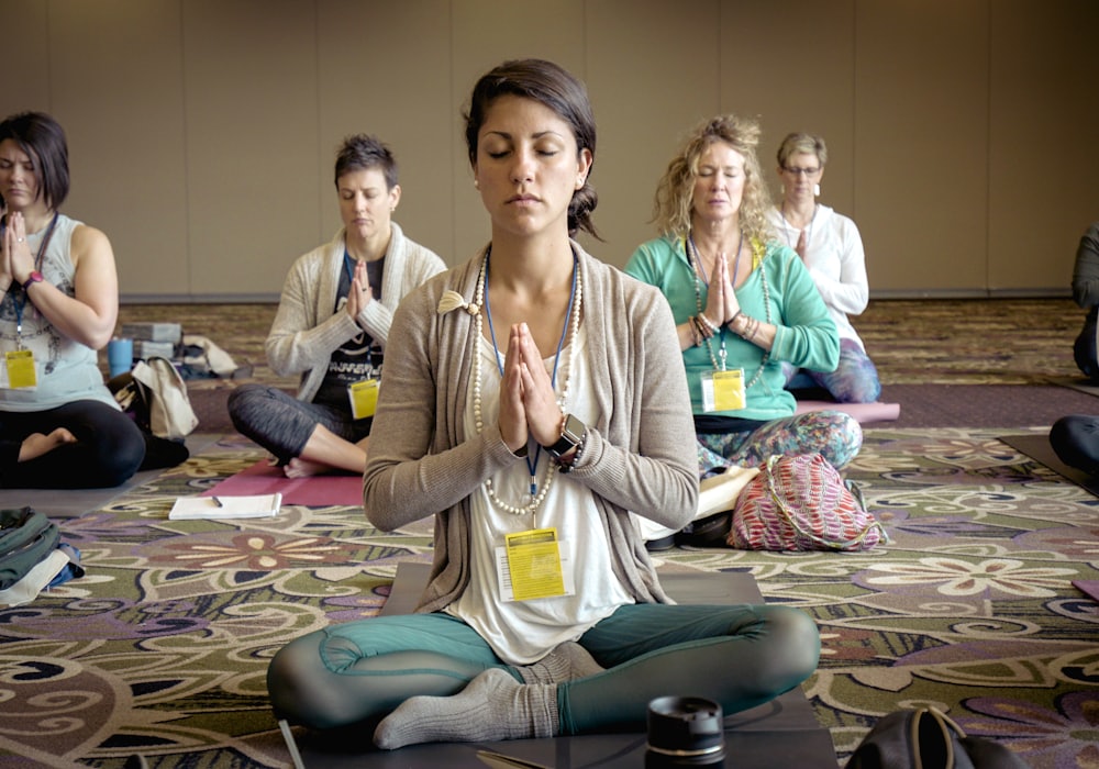 Grupo practicando meditación guiada en una sala