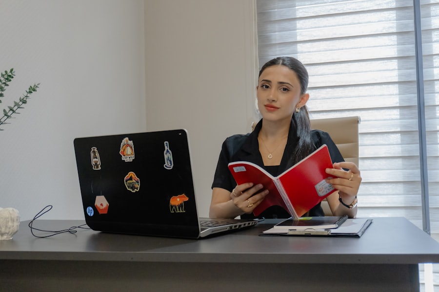 Persona revisando documentos en su escritorio