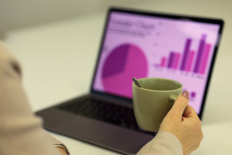 Persona revisando gráficos de un informe en su computador