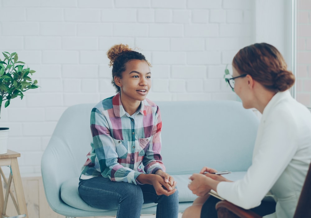 Dos personas conversando en una sesión de acompañamiento psicológico