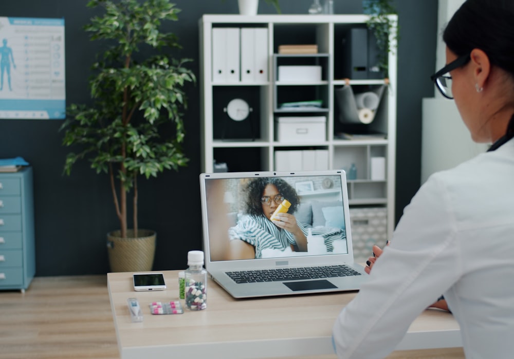 Profesional de la salud atendiendo una consulta por videollamada